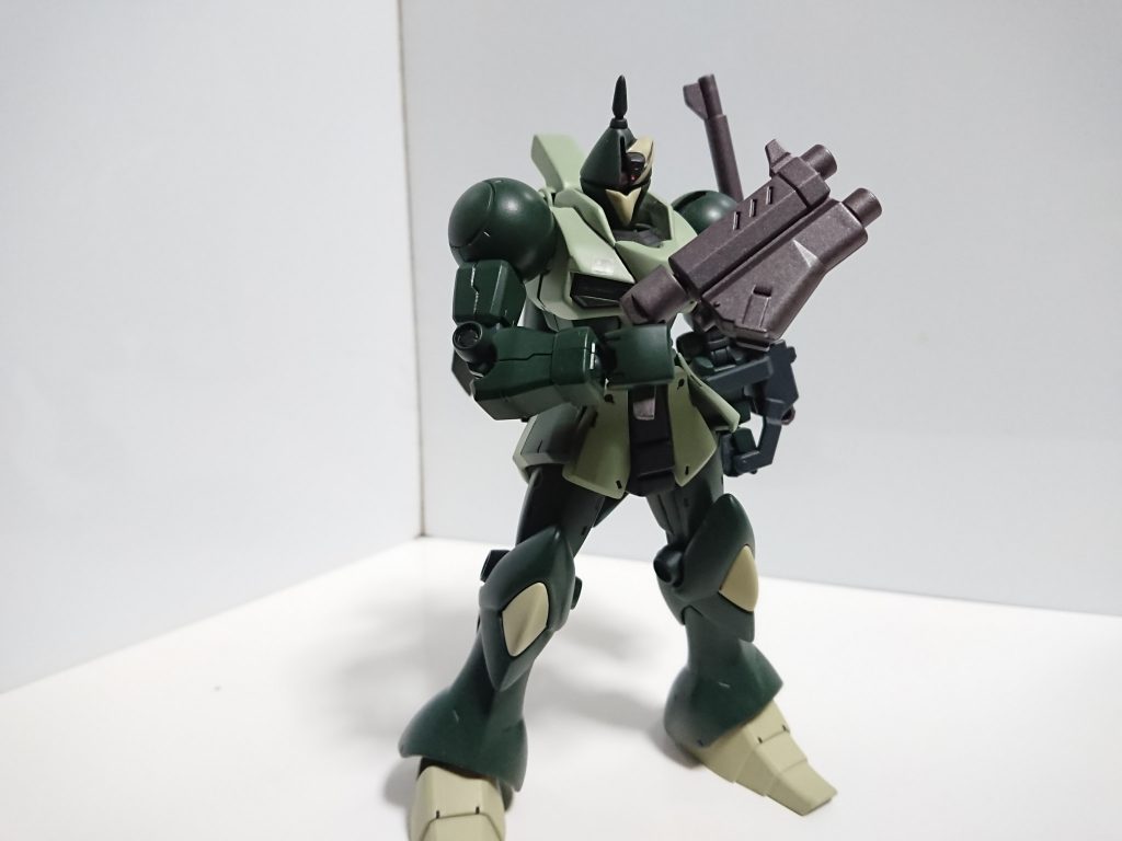 武装1 ビームブラスター単発、連射、散弾を切り替えに撃ち分けれる多目的ライフル。サーベルとしても仕様可能。素材はチェンジリングライフルの銃口を30MMのオプションの基部にかえプラ材で持ち手を作成。