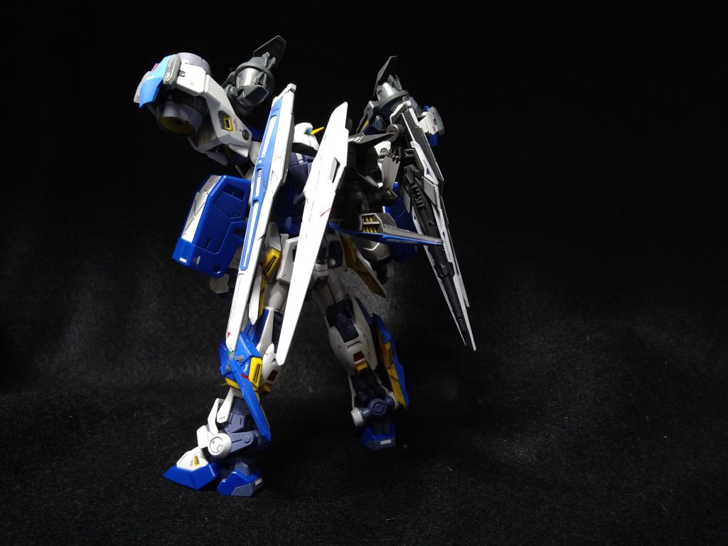 背面バックパックにフレキシブスラスターを配備した特殊ユニットを装備