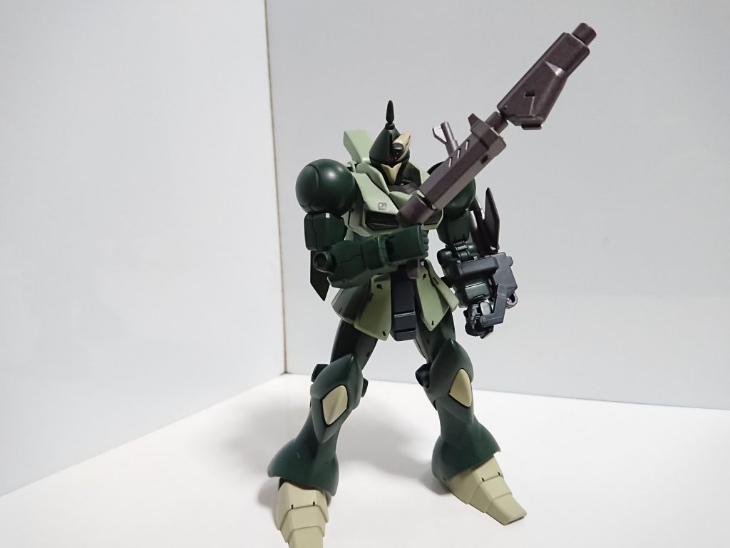 ブラスター下部を銃口に接続して狙撃モード。この状態でもサーベルとして使えます。