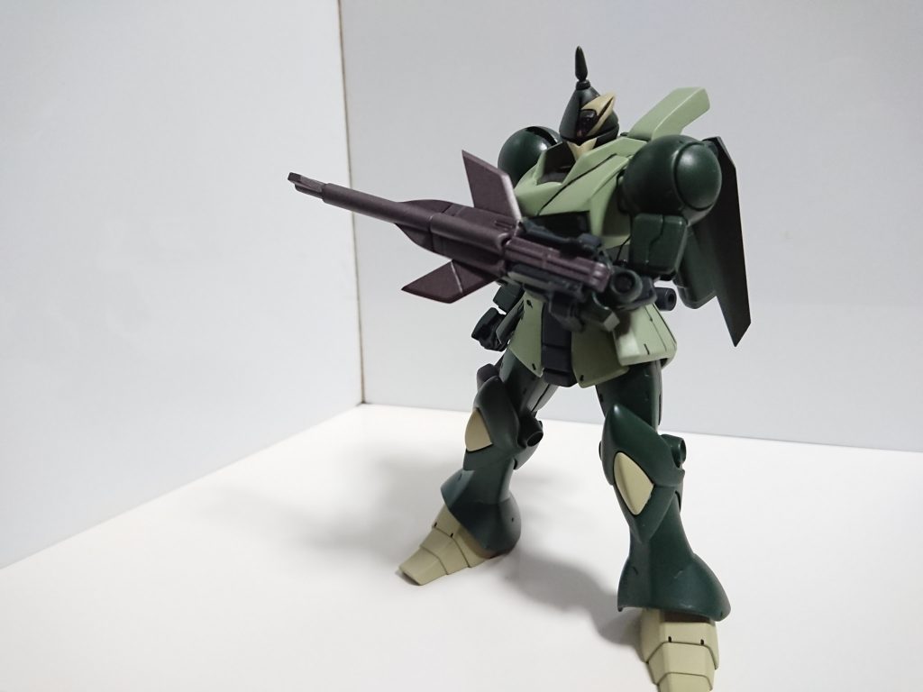 武装2 ソニックライフル装甲や盾の隙間を狙い打つ弾ライフル細く弾速が速いビームを発射できます。ソニックライフルは盾の持ち手にビームマスターの銃を接着プラ材で銃身を太くし天狗の団扇風の刃を着けました。