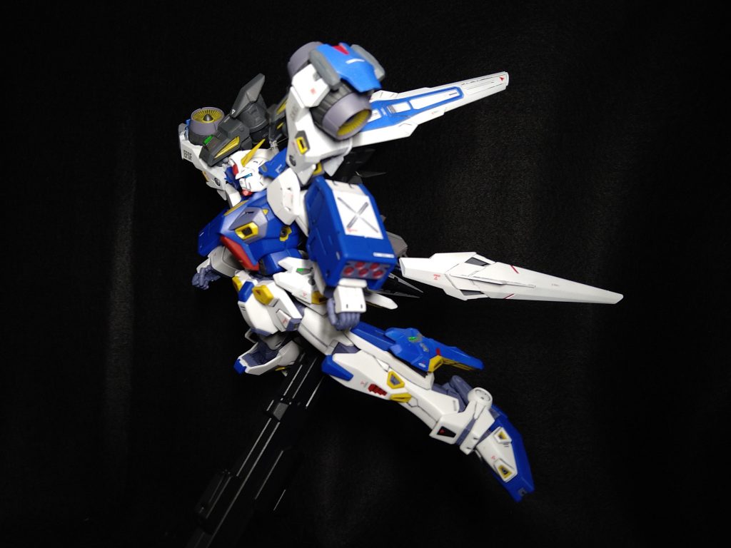 高機動形態背部バックパックが稼働し、上下にわかれ後方にノズルを突き出し加速する事で推力を上げ高速移動する