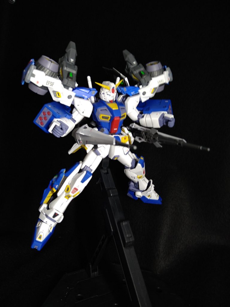 固定武装 背面ビームライフル背面スラスターに内蔵されているビームライフルは背面の敵機の牽制用だけでなく、アームを前面に回すことで前面を攻撃できる