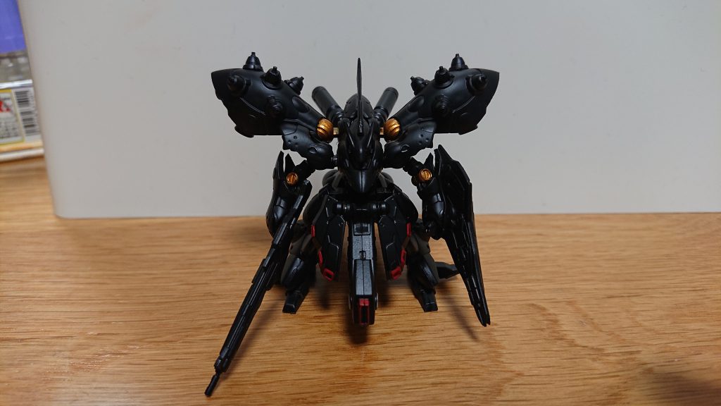 最初はこんな悪のロボット感を出してみましたがダサいのでやめました。