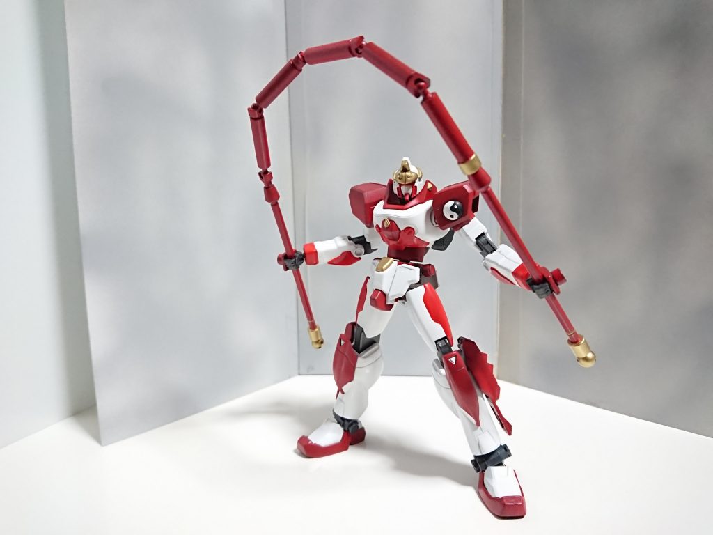 節鞭形態 尾と連結して更にリーチをアップと関節を利用したトリッキーな形態。 尻尾の先端はビームライフルとして使えます。尻尾はプラパイプをボールデンでつなげてます。