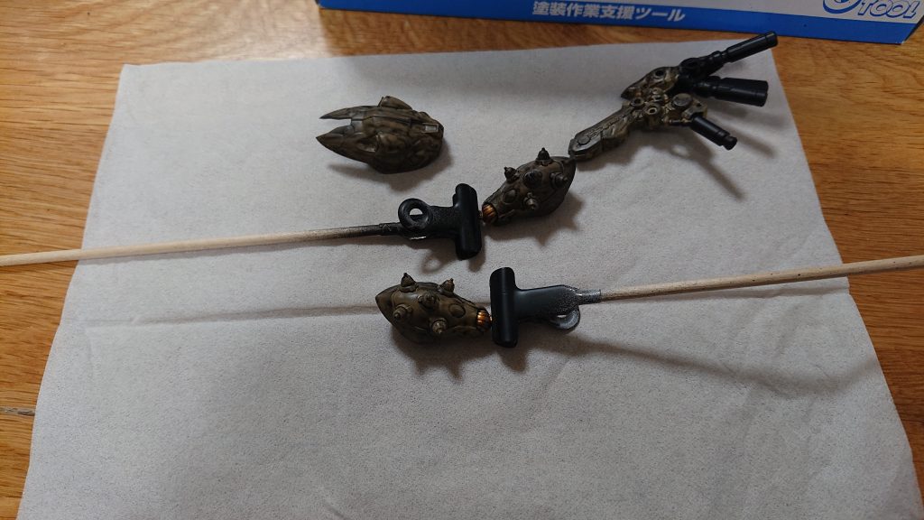 シタデルカラーのコントラスト【BASILICANUM GREY】でバシャバシャと汚してる段階。この時は正直失敗したと思ったんですが…