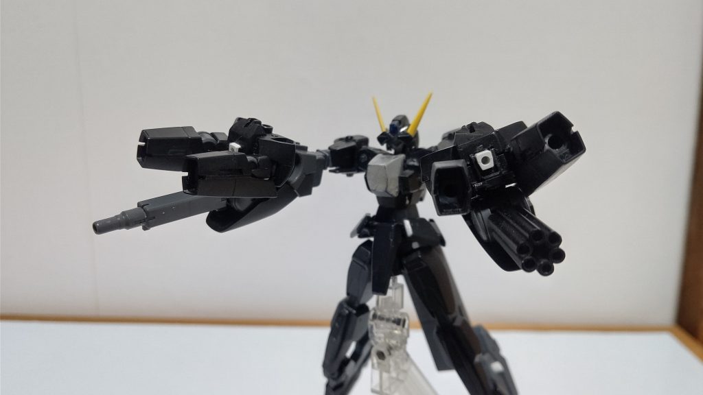 武装セラフィムの腕が４本(砲門が４つ)ちらりとみえるビームサーベルは左右1つずつ右手:ビームカノン 左手:ビームガトリング足元(足先)にはビットが１つずつ(旧1/144ストフリのドラグーン)
