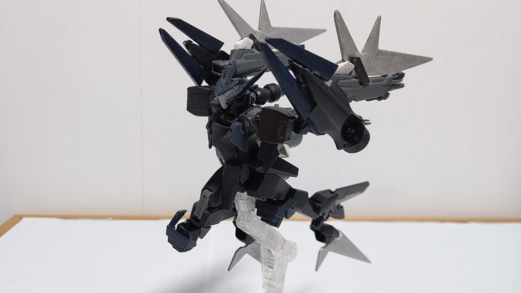 高速飛行時のイメージブラックバレル(両腕肘部分(スサノオパーツを改造))GN粒子貯蔵ができるも通常時威力的には膝部カノン、連射的にはビームライフルに劣るトランザム時に高威力を誇る試作型カノンという感じの設定で