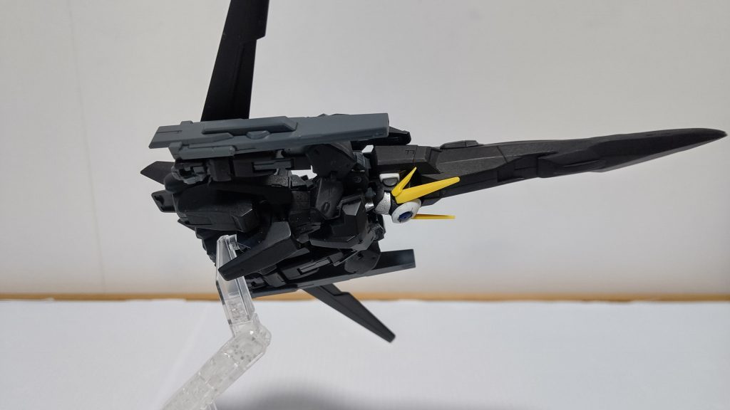 飛行形態時の下側GNアーチャーの胸、背部は3mm穴、プラ棒でセラフィム上半身に接続しアーチャーアリオス用の台座にも接続可能機首部分の接続パーツは穴埋まってるから無理だけど