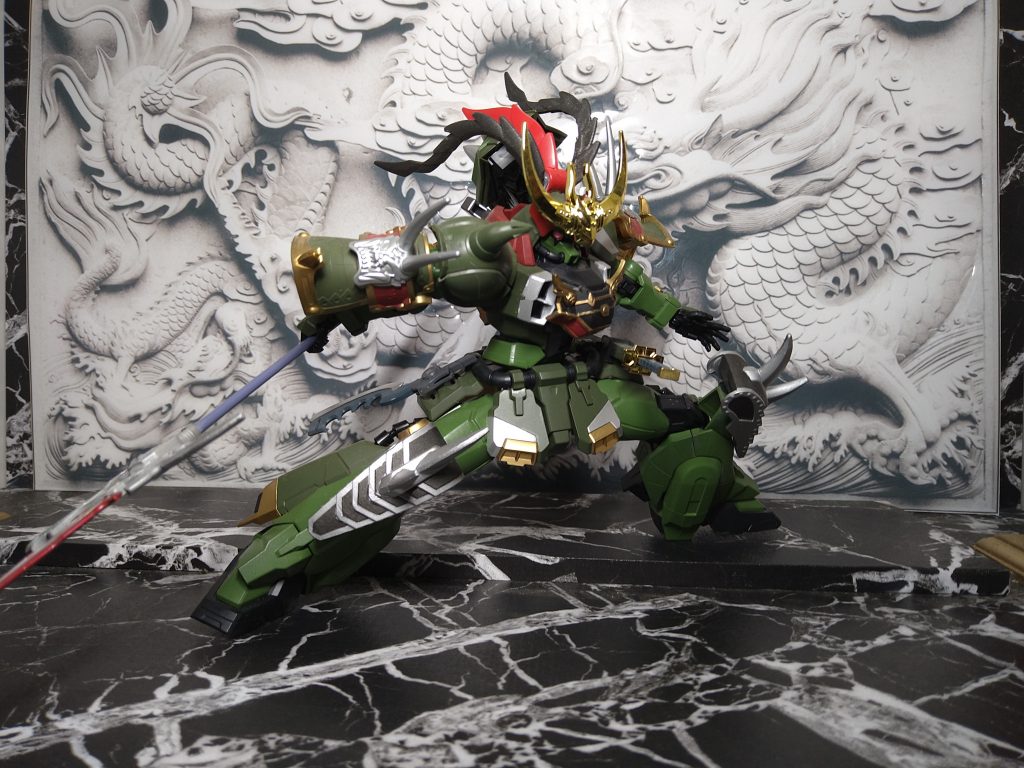 方天画戟装備未使用時は背面にマウントする中距離攻撃用武装で「突く」「斬る」「叩く」ことのできる武装