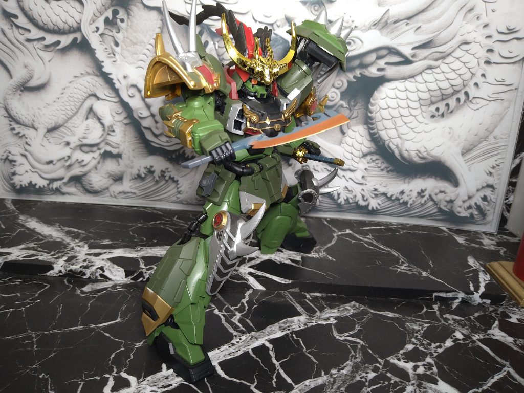 鉈装備非武装時は右腰にマウントされ、武装時には刃の部分が熱を持ち赤く変色する。