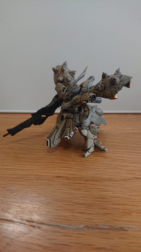 シールドは作成してません。理由としては武骨なカラーなのにシールドがスタイリッシュ過ぎて似合わなかったからと、本体が完成したら満足してしまったの2点です。気が向いたら塗ります。