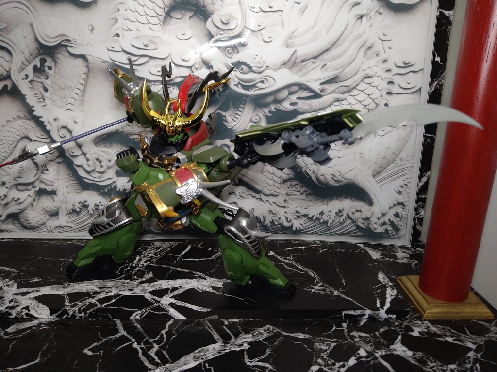 左肩部の複合盾の中には大鎌×1　小鎌×2格納され、大鎌は手に装備するだけでなく、シールドバインダーごと稼働し攻撃可能