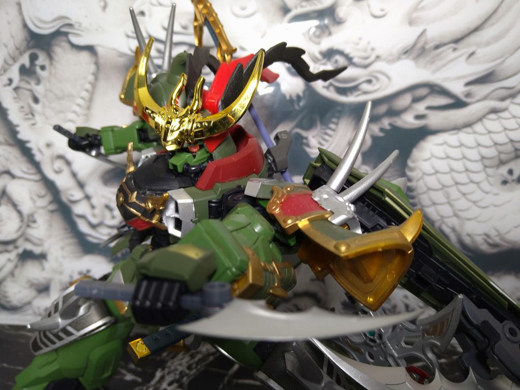 小鎌装備手に取り斬撃、相手に向け投擲することも想定