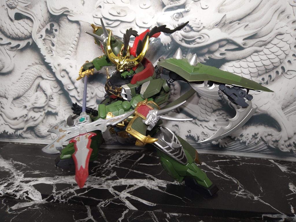 両手持ちすることで威力が上がり、持ち手の端部分に握りてがあり、扱いやすくなっている