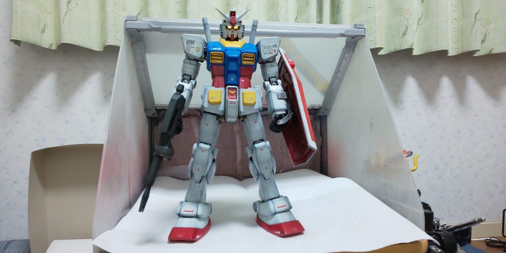 旧キットの宿命なのでしょうか?シールドの重さに耐えきれず、左肩がやや下がっています。