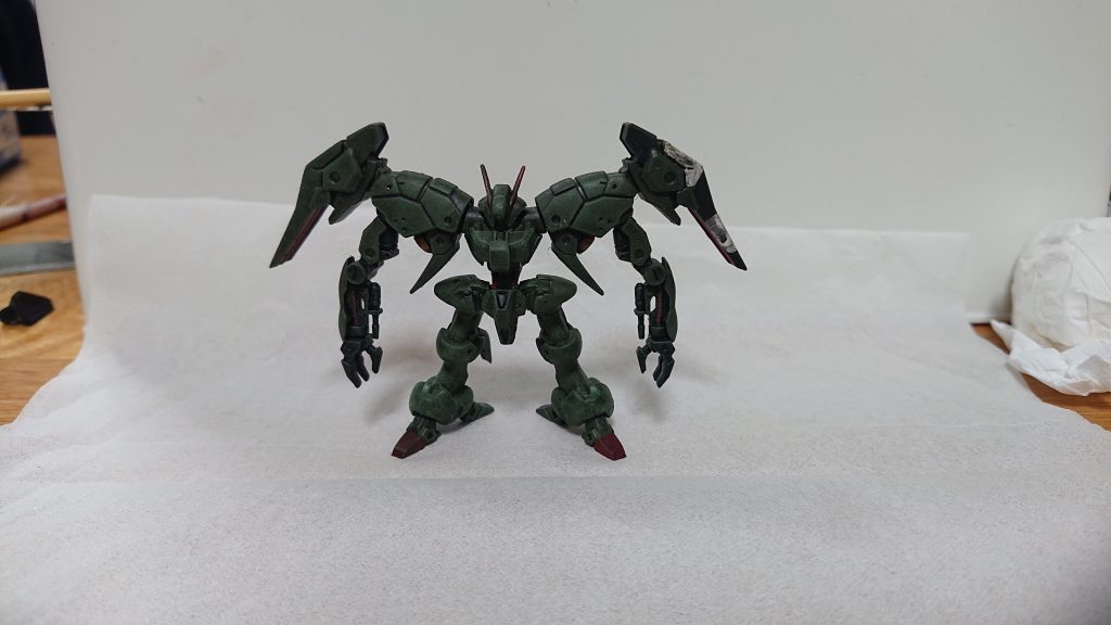 ベース色を塗って汚してドライブラシしたところ。すごい虫っぽいデザインですよね