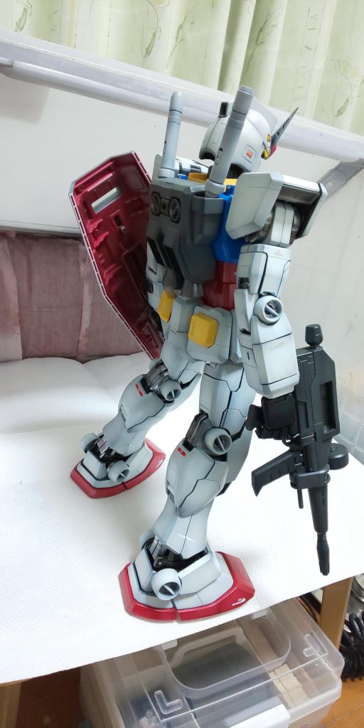 シールド裏側はアニメ風に赤で塗装しました。