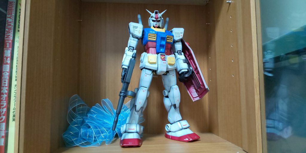 21年前にプレゼントされた時に箱の包装紙に掛けられていたリボンと一緒に飾りました。プレゼントされた時はホントに嬉しかったな~♪