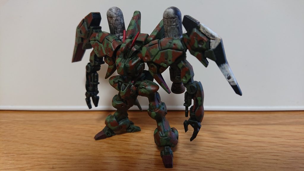 左側面より。識別帯っぽいものを白黒ストライプで書いてみました。マスキング難しいな~