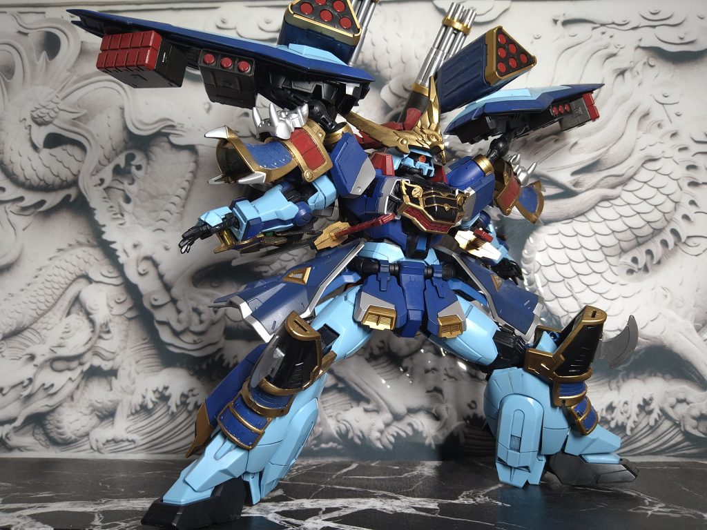 遠距離支援攻撃態勢シールドバインダーに装着されたミサイルを一斉掃射する