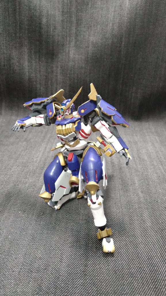 動きは、足は120度位動きます、腕部分は90度位動きますね、胸部分は一部稼働の為にデザインを省略しているので前後に動かすことも可能です