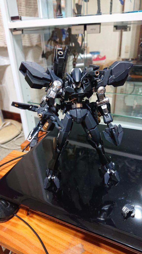 同じく30MMシリーズの大型クロー。ビームが撃てるように中央に穴を開けてパーツを追加してます。