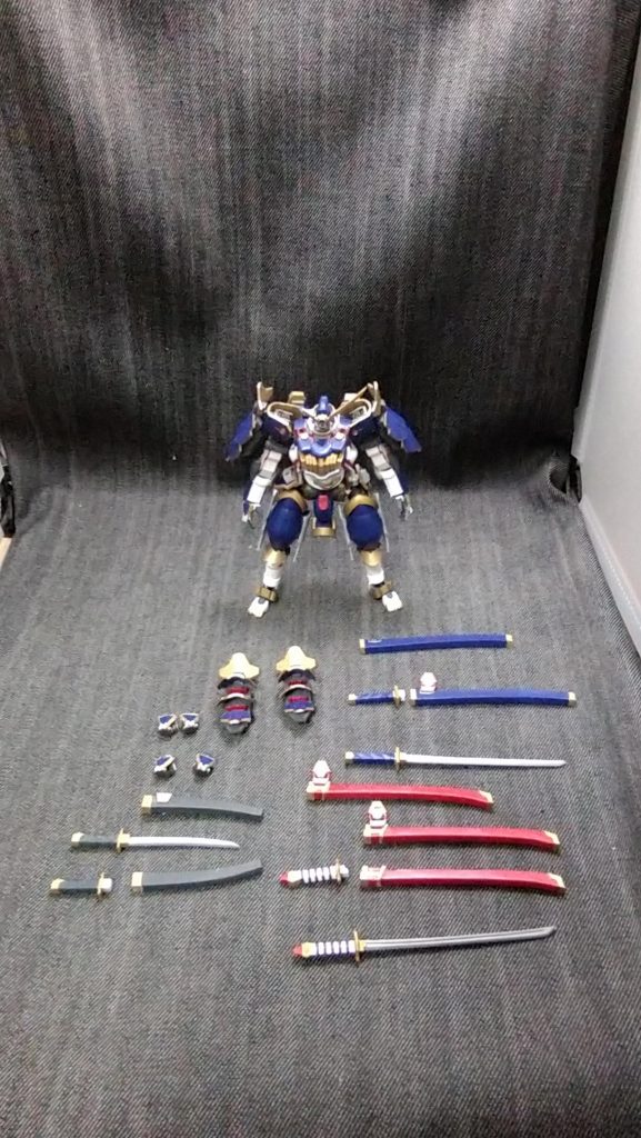 付属品は、とりあえず漫画で参考に出来る武装、強度上展開構造に出来なかった、肩部分やそのままでも収納は可能なのですが、塗装剥がれを防ぐ用に刀の持ち手のみの物を作成しています