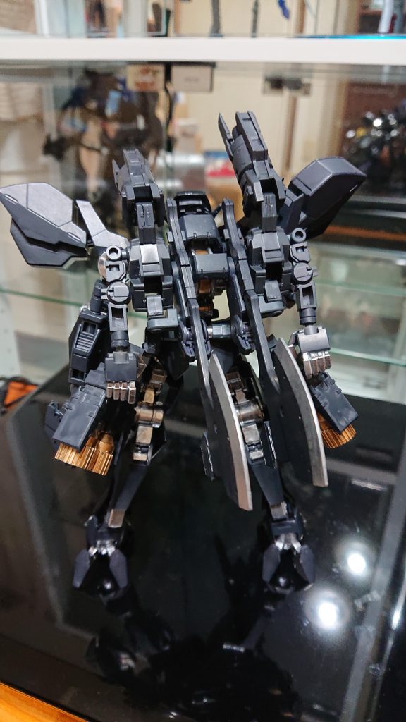 戦闘中に大型クローとハンドパーツを交換出来るようにグレイズアイン制作で必ず余る通常グレイズの腕のパーツを装備。グレイズアインの手首はグレイズより太いので逆さまに装備してます。