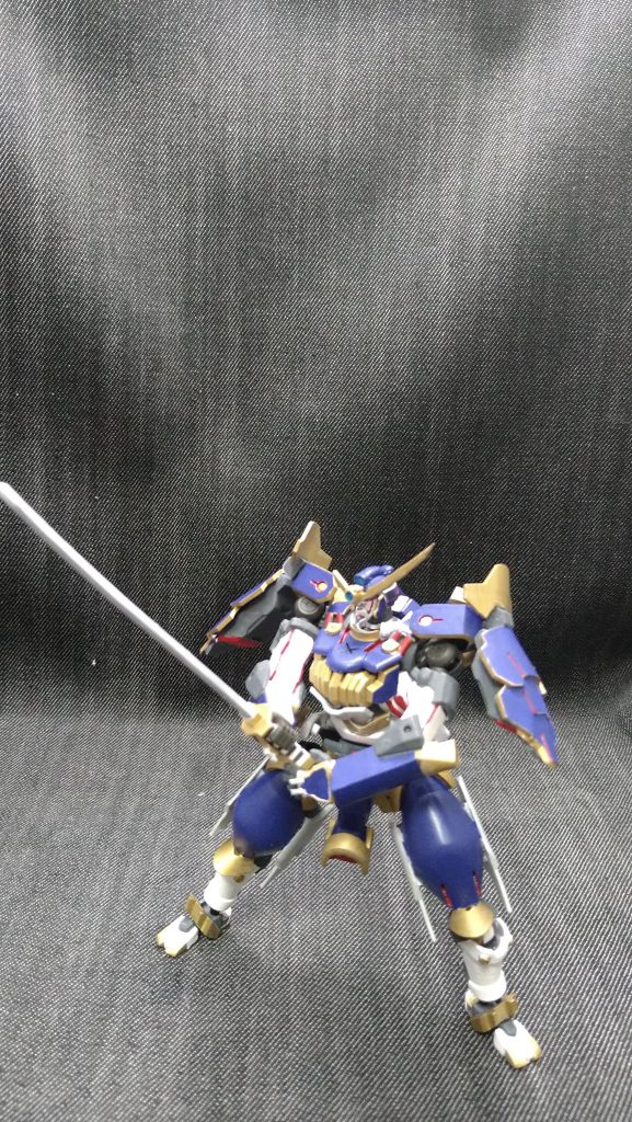 胸辺りにもっと引き出し関節等もあれば、両手で保持も出来たのでしょうが、これ位が精一杯ですね