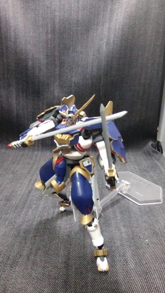 両手には角度のある持ち手も採用しているので、刀を持ったポーズ等は決まりますね