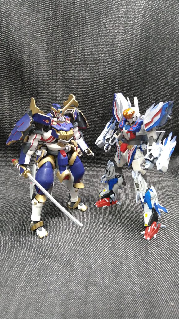 大きさは標準的なHGサイズなので、机のコレクションに紛れさせる事も出来ます(そんなにHGを組んでないけど)設定高がどれだけかわかりませんが、標準的なガンダムの体高18ｍ位で作成しています