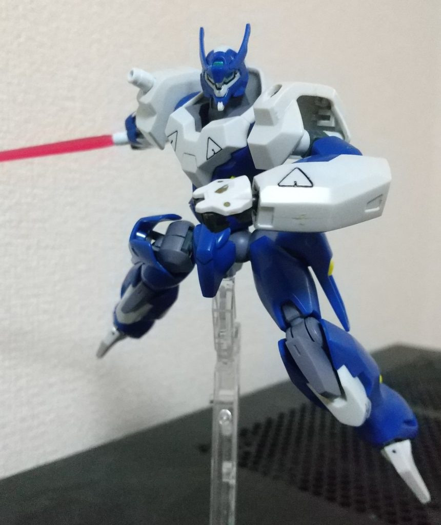 肩も軽量化と可動域もかねて外しましたついでにビームサーベルも差し込めるようにしました