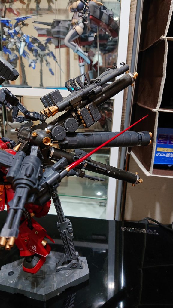 自由に向きを変更可能。劇中でも後ろに向かってザクマシンガンを撃つシーンがあったので後ろから迫る機体を瞬時に切り裂く武器があっても面白いかな？と思い追加。