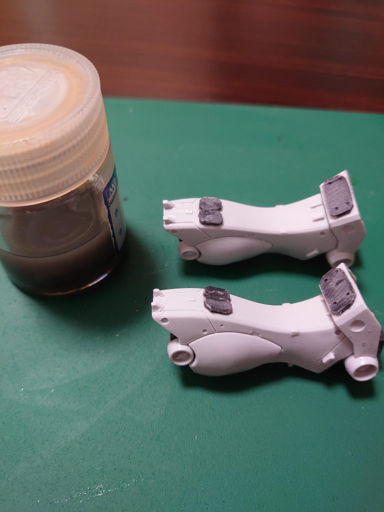 問題の鋳造表現は、ランナーパテでシールド＋バックパックに行いました!⟵(๑¯◡¯๑)本来は、曲線部で尚且、装甲の厚い部分にもちいられますが、練習ということでやりました!…出来栄えは、まずまずಠ﹏ಠ