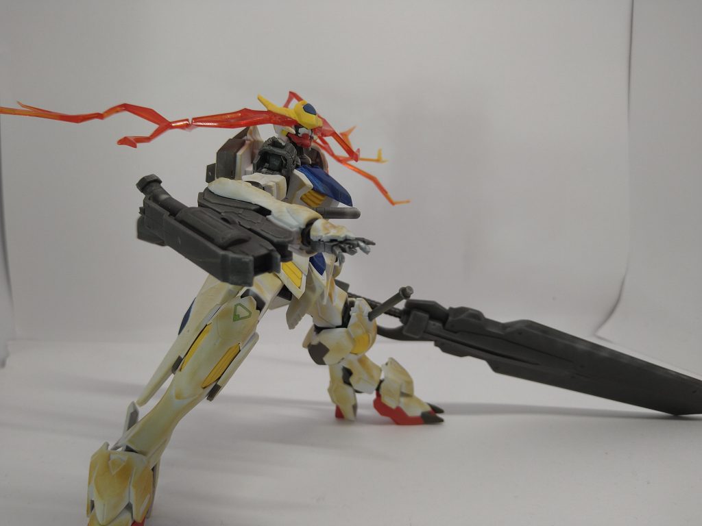 肩パーツは右側のみ外しました。他にも右手を破損させたりアンテナを片方折ったり、細かい擦り傷などあらゆる所を虐めまくりました。