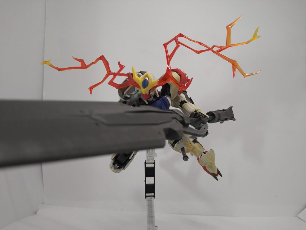 武器は劇中のハシュマル戦の武装を参考にヴァルキュリアバスターソード腕部ロケット砲となります。(右腕の腕部ロケット砲は砲身を壊しています)