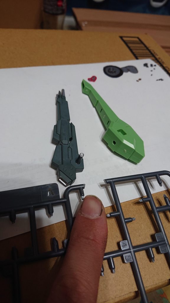 パラスアテネのパーツに武器をZZっぽく追加 ゴミ(ランナー)がこんな形で役に立つとは！