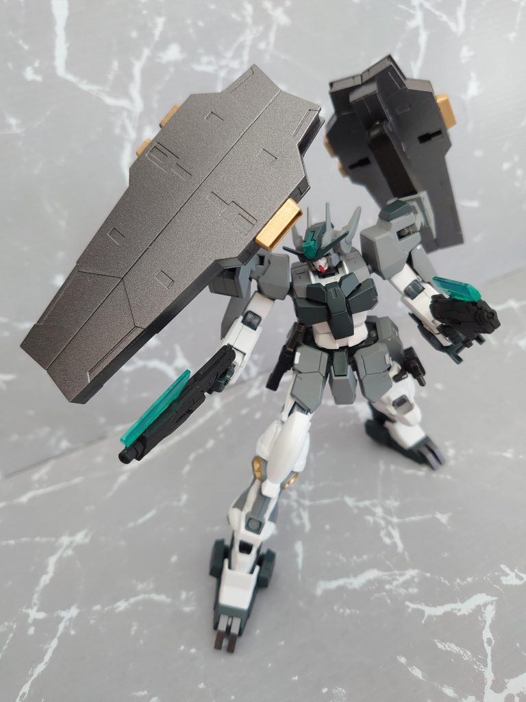 大型GNシールド　肩部に装備され、フレキシブルアームにより稼働。銃撃戦時にスムーズに攻守を可能とする。その様はまるで棺桶を纏っている様から棺桶=カスケットの異名となる。