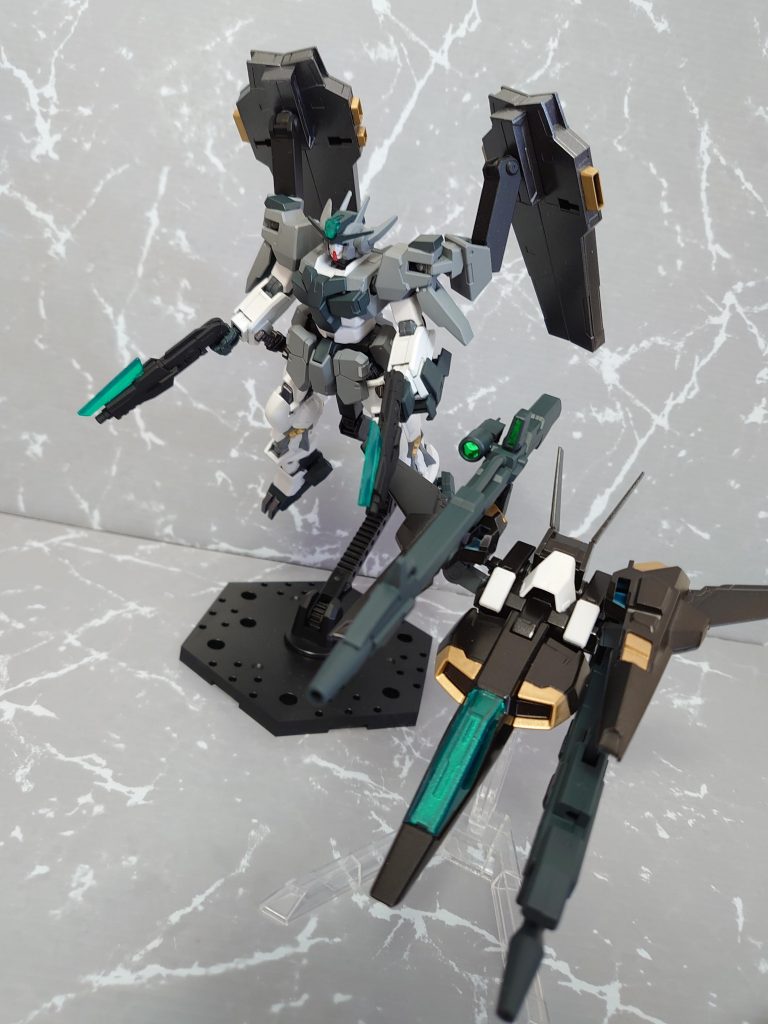 オーライザーⅡ　ダブルオーライザーから得た戦闘データを流用し、本機にも取り入れたもの。カスケットの戦闘補助を行い、任意で合体する事が可能。中にデバイスとしてハロが設置されており、ロックオンのサポートを行う。