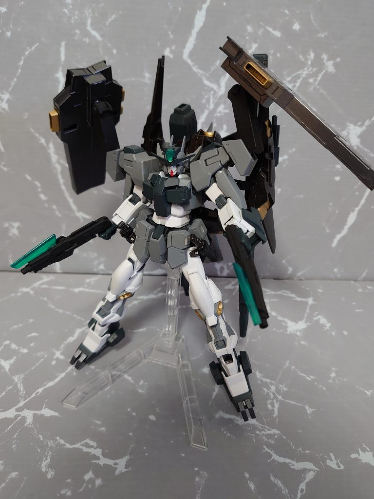 ガンダムサバーニャカスケット=ライザー　ドッキングする事で機動性が増す他、更に多様な戦況に対応できるよう兵装が追加されている。