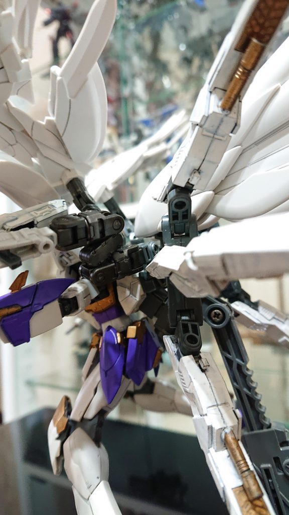 ガンスタではかっこいい機体が多い反面、バックパックの写真などが載せてない事が多く、真似したいのに解らねーって事があるんで私は忘れてない限りはバックパックも写すようにしてます。ちなみに使用したパーツはコトブキヤジョイントセットDとビルドのアームアームズ。どうやってドライツバーグなどを繋げてるかの写真は一番最初に投稿した方のウイングの画像で確かめてください。