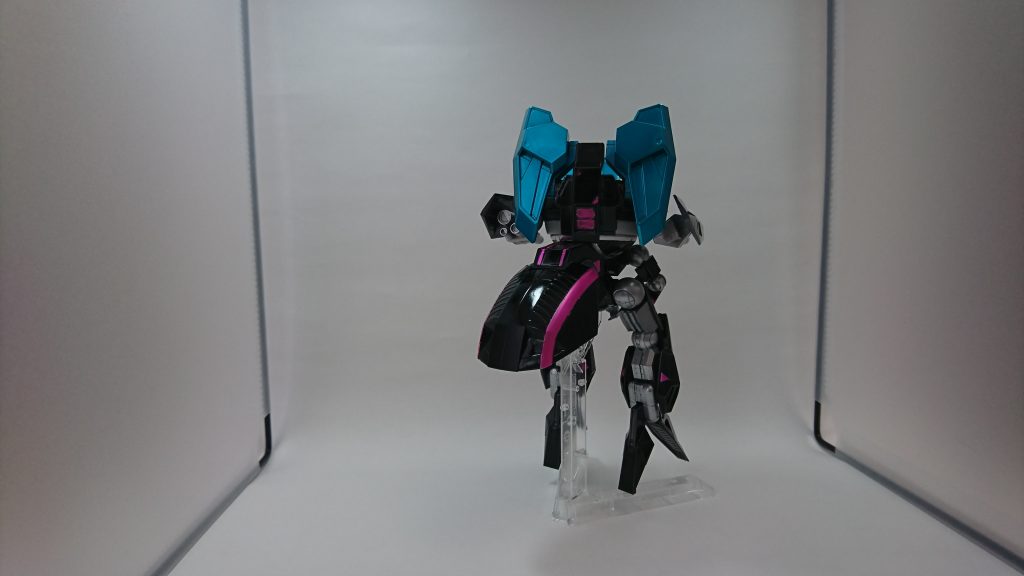 全身はこのようになっています基本的に関節はシルバーで、装甲がブラックになっており、ブラックのパーツには蛍光ピンクの差し色を入れていますちなみにキャンディ塗装（のつもり）です！