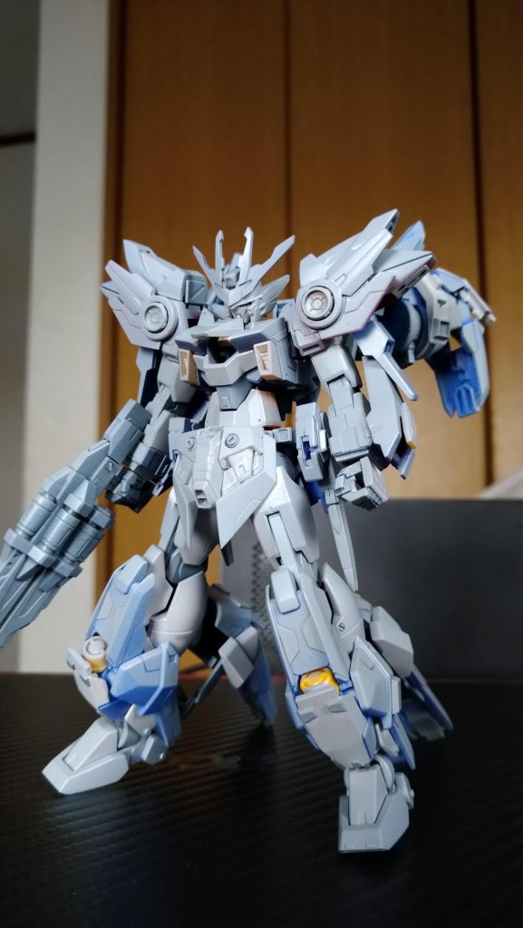 【製作について】新キットが出る度に組み込んでいった結果W0+00スカイ+アヴァランチエクシアダッシュ+AGE2マグナムに落ち着きました素材はアナザー系のダブルや2のつく機体で・・・ダブルエックス?はて?カラーは青&白でトリコロールは外して・・・と考えていた所、ソードのクリアパーツをオレンジにしたくなり塗装を前にして透明プラ板からクアンタ2セット分削り出し。カラーリングの青・白・クリアオレンジは同じB社の某小型ロボの『ゼロ』カラーとしています。