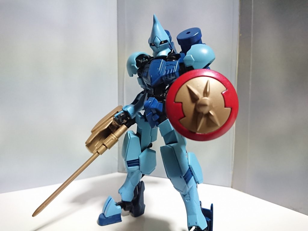 設定 鉄華団の活躍でガンダムの様々な噂が立ちすぎて各地で偽物も含めガンダムフレームの部品の裏取引や争奪戦が起こるようになったためガンダムフレーム(部品だけのも)の回収、破壊が目的の秘密部隊が新設され隊長機として配属された機体。人材不足もあって隊長を任されたガエリオがマクギリスが残した資料を元に再改造を受け合わせて改修された機体。 頭部は回転し二つ目の広域モード、単眼の注視モードになり対多数や一騎討ち特化に戦術はキマリス以上の起動力での突進にギャンの剣術組み合わせたものになります。