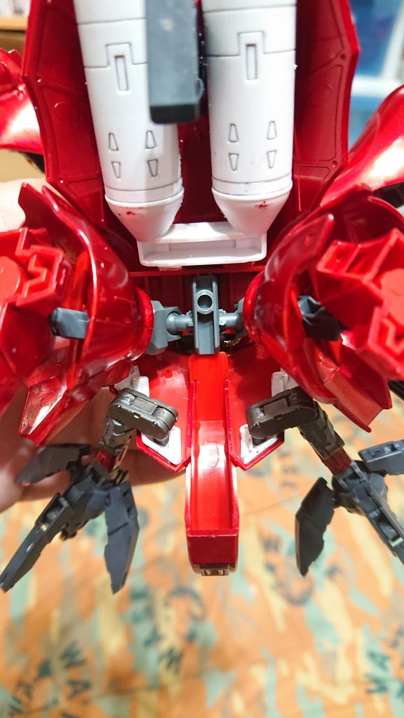 ロボット魂などを参考に有り合わせで隠し腕を追加。