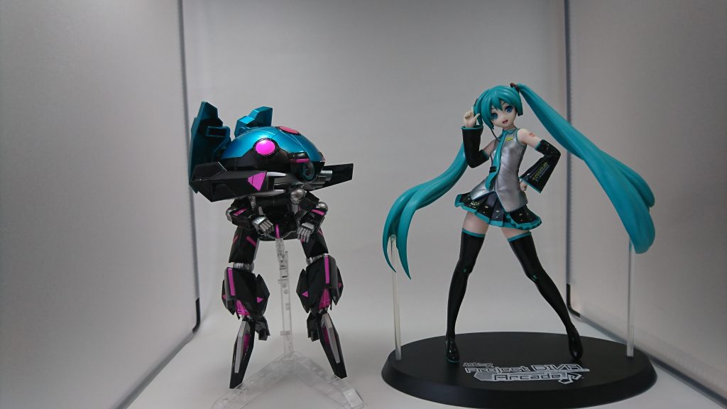 いつかのクレーンゲームで手に入れたミクの固定フィギュアと並ばせてみましたすこし差し色の蛍光ピンクがうるさいかもですね...まあロボットなんでこんなもんで良いでしょう