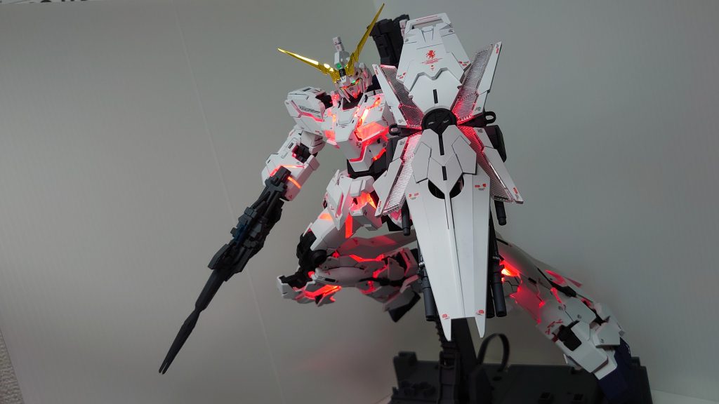 赤いサイコフレーム発光状態でポージングフレキシブルLEDシートの断線が怖くてあまり派手なポーズを撮らせられないのが難