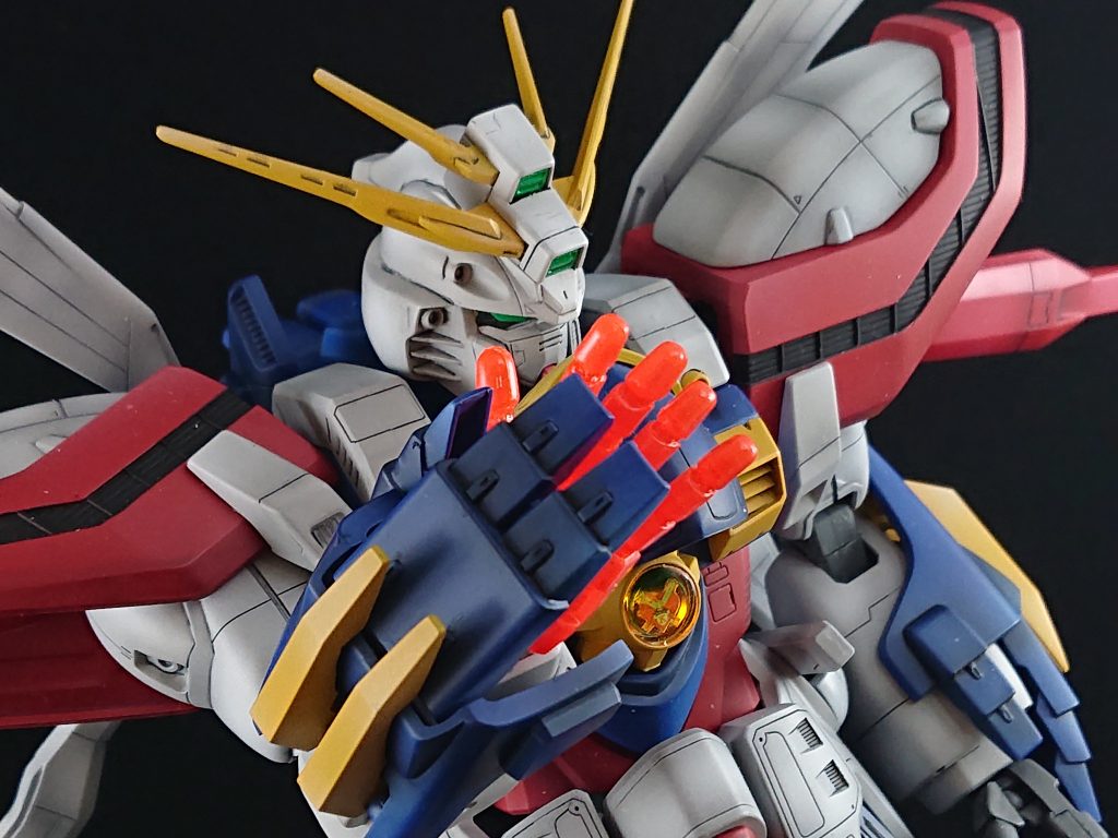 地味に胸が光りますゴッドフィンガー用のハンドが付いていますが形が気に入らないので切って貼ってしました