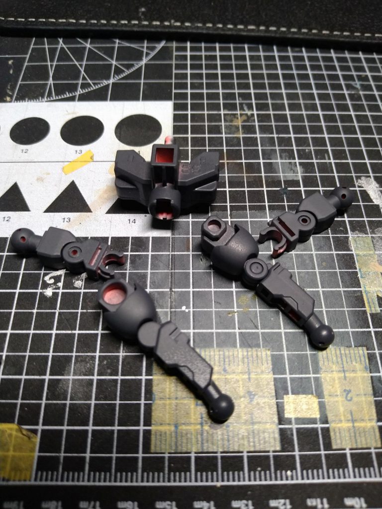 外装パーツは筆塗りですが、フレームはグレー色が手に入らなかったので、ガンダムカラースプレーの