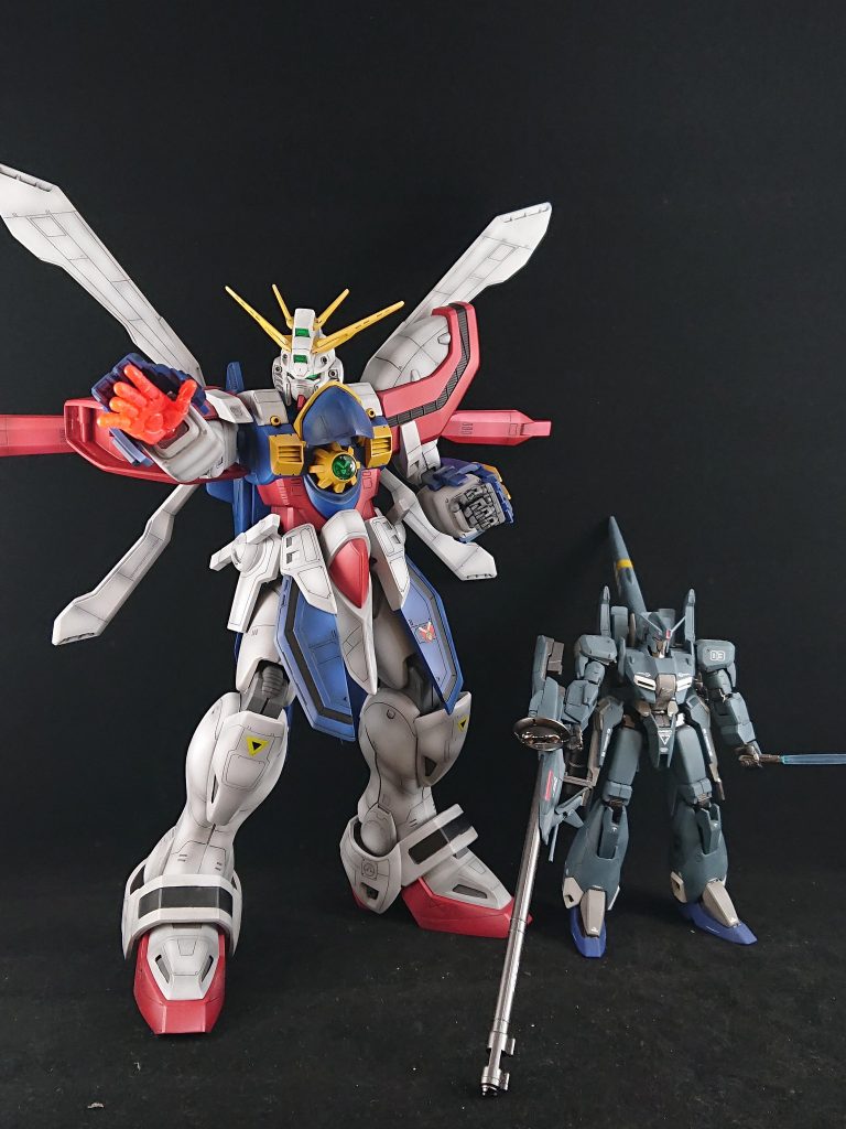 HGUCのゼータプラスC1と並んで。Gガンダムは元のスケールが小さめなのでこのくらい大きいと迫力あっても良いですね！サイズ的には1/100の逆シャアキットとあまり変わらないサイズ